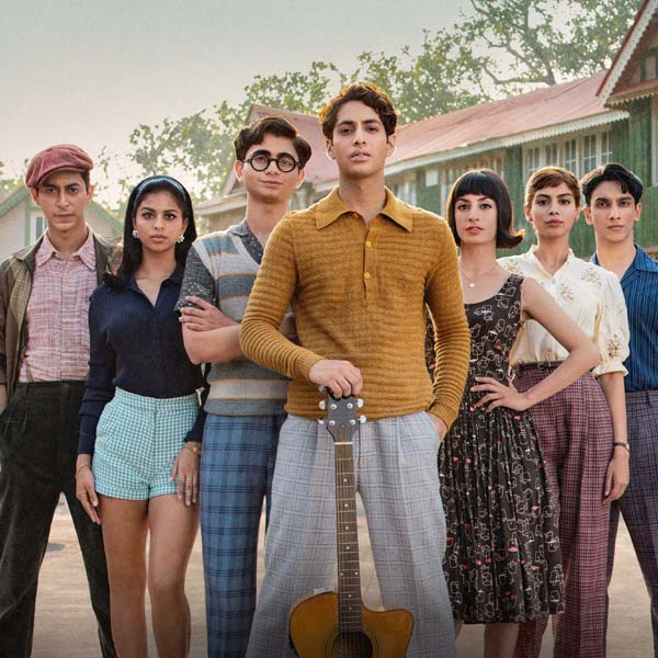 নেটফ্লিক্স ওটিটি প্ল্যাটফর্মে ৭ ডিসেম্বর মুক্তি পেতে চলেছে ‘দ্য আর্চিস’। জ়োয়া আখতারের পরিচালনায় এই ছবিতে আত্মপ্রকাশের সুযোগ পাচ্ছেন বহু তারকা-সন্তান। বলিউডের ‘বাদশা’ শাহরুখ খানের কন্যা সুহানা খান থেকে শুরু করে বলি অভিনেত্রী শ্রীদেবীর কন্যা খুশি কপূরকে দেখা যাবে এই ছবিতে।