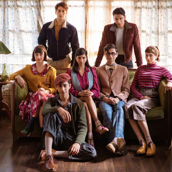 এ ছাড়াও ‘দ্য আর্চিস’ ছবিতে অভিনয় করছেন অমিতাভ বচ্চনের নাতি, অমিতাভ-কন্যা শ্বেতা বচ্চন নন্দার পুত্র অগস্ত্য নন্দ। তার সাফল্যেরই উদ্‌যাপন চলছে বচ্চন পরিবারে।