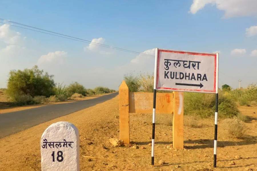 পর্যটন প্রিয় বাঙালির আবার আজকে ভূত চতুর্দশীতে বিশেষ আগ্রহ জাগতে পারে কুলধারা নিয়ে, যেহেতু রাজস্থান সরকার এক দশকের উপর হয়ে গেল অদ্ভূতুড়ে গ্রাম কুলধারাকে একটি রহস্যাবৃত পর্যটন কেন্দ্র হিসাবে তুলে ধরেছে ভ্রমণবিলাসীদের কাছে। রাজপুতানার অভিশপ্ত গ্রাম কুলধারার রহস্যটা ঠিক কী? শুনুন তা হলে!