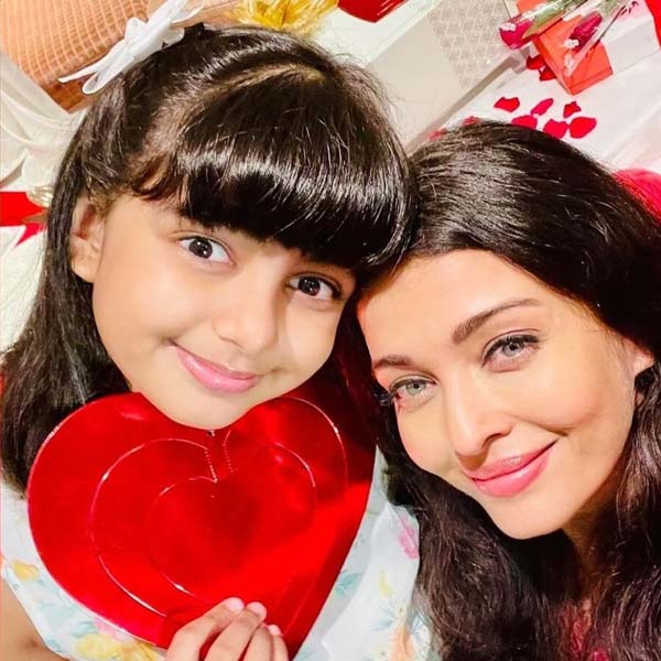 ১ নভেম্বর ঐশ্বর্যার জন্মদিন পালনের অনুষ্ঠানে বচ্চন পরিবারের কোনও সদস্যকেই দেখা যায়নি। সেখানে উপস্থিত ছিলেন শুধুমাত্র ঐশ্বর্যা-কন্যা আরাধ্যা এবং অভিনেত্রীর মা বৃন্দা রাই। অমিতাভ বচ্চন, জয়া বচ্চন তো দূরের কথা, ঐশ্বর্যার জন্মদিনে পাশে ছিলেন না খোদ অভিষেকও।