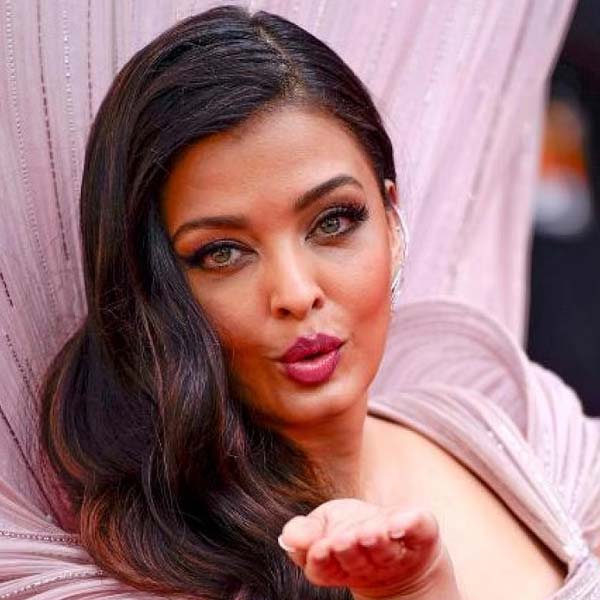 ঐশ্বর্যার অনুরাগীদের অনুমান, বচ্চন পরিবারের মধ্যে এখনও পুরুষতান্ত্রিকতা বজায় রয়েছে। বচ্চন পরিবারের সঙ্গে নাম জুড়ে থাকলে নাকি কোনও মহিলাই অভিনয় জগতে নিজের কেরিয়ার গড়তে পারবেন না।