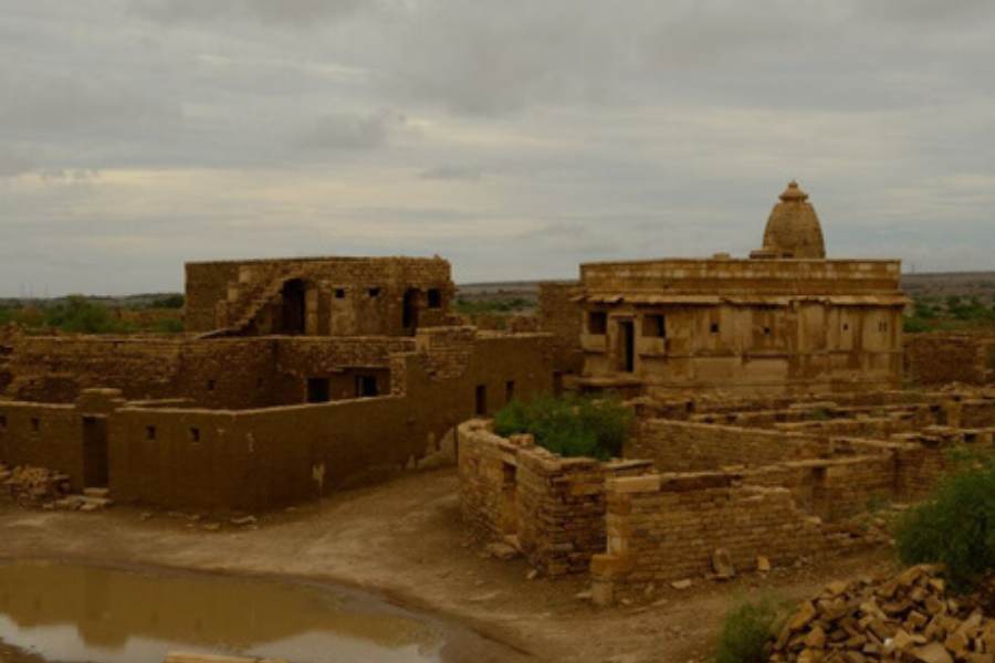 ১৩ শতকের কাছাকাছি প্রতিষ্ঠিত কুলধারা গ্রাম এক সময় পালিওয়াল ব্রাহ্মণদের দ্বারা অধ্যুষিত এক সমৃদ্ধ গ্রাম ছিল। কথিত, ১৯ শতকের গোড়ার দিকে, মোটামুটি ১৮১৫ সালে, জনশূন্য হয়ে যায় এই কুলধারা। অথচ থরের বুকে এক সময় বর্ধিষ্ণু গ্রাম ছিল কুলধারা। যে জায়গায় গত বহু বছর ধরে স্থানীয় মানুষদের দাবি অনুযায়ী, রাত হলেই অতৃপ্ত আত্মারা ঘুরে বেড়ায়! 