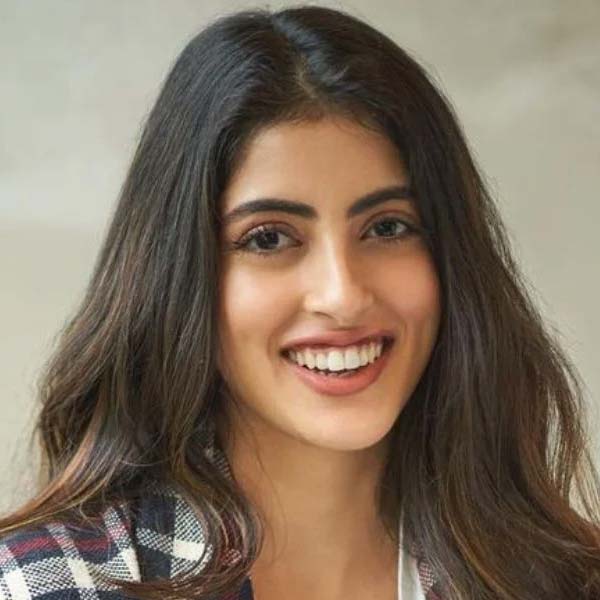 শ্বেতার পুত্র অগস্ত্য অভিনয়ে আত্মপ্রকাশ করলেও বড় পর্দা থেকে শতহস্ত দূরে রয়েছেন শ্বেতার কন্যা নব্যা নভেলি নন্দা। বচ্চন পরিবারের সঙ্গে যুক্ত হওয়ার কারণেই কি অভিনয়ে নামেননি নব্যা?