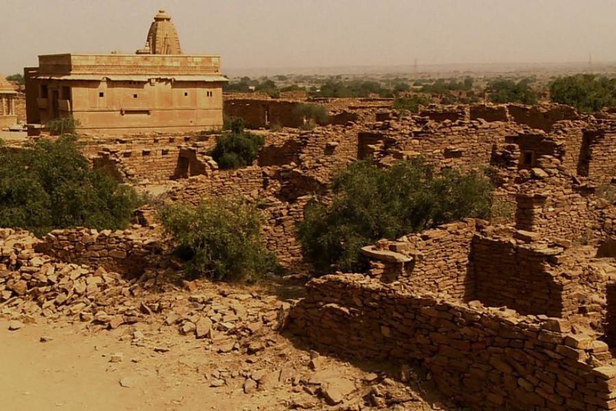 শোনা যায়, এই গ্রামেই ছিল এক ব্রাহ্মণের মেয়ে। সে তৎকালীন জয়সলমেরের রাজার দেওয়ান সেলিম সিংহকে মনে মনে ভালবাসত। সেলিমও ওই তরুণীকে বিয়ের প্রস্তাব দেন। কিন্তু পালিওয়াল ব্রাহ্মণরা সেই প্রস্তাব প্রত্যাখ্যান করেন। তার পরেই শুরু হয় গ্রামবাসীদের উপর দেওয়ানের পাশবিক অত্যাচার। 