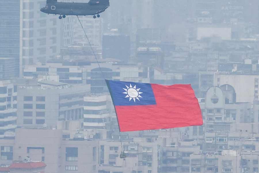 কেন হঠাৎ বিদেশ থেকে কর্মী নিয়োগ করতে চাইছে তাইওয়ান? প্রশান্ত মহাসাগরের পশ্চিমের এই দ্বীপরাষ্ট্র বর্তমানে কর্মীসঙ্কটে ভুগছে। সে দেশের বেশির ভাগ নাগরিক কাজ করতে অক্ষম।