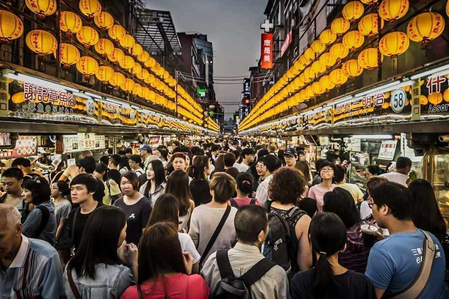 তাইওয়ানের নাগরিকেরা অধিকাংশই ‘বয়স্ক’। দেশের মানুষের গড় বয়স ৪০.৮ বছর। গত কয়েক বছরে তাইওয়ানে বয়স্ক নাগরিকের সংখ্যা বৃদ্ধি পেয়েছে। বর্তমানে সে দেশের মোট জনসংখ্যার পাঁচ ভাগের এক ভাগের গড় বয়স অনেকটাই বেশি।