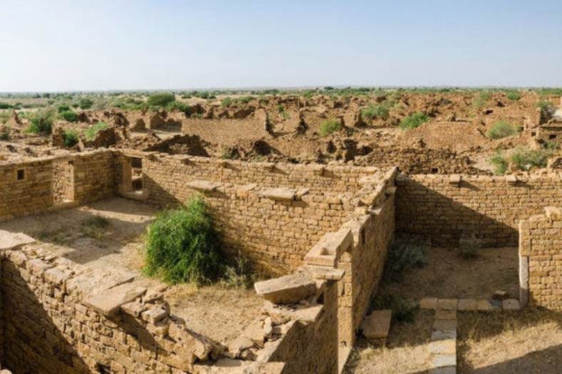 সেই পাশবিকতা থেকে বাঁচতে কুলধারা গ্রামের সব বাসিন্দারা রাতারাতি ঘরবাড়ি ছেড়ে পালিয়ে যায়। কিন্তু সেই রাগে ব্রাহ্মণের অসহায় মেয়েটিকে খুনও করে উন্মত্ত গ্রামবাসীরা। ওই মেয়েটির অতৃপ্ত আত্মাই নাকি এখনও রাতে ঘুরে বেড়ায় পরিত্যক্ত ও জনশূন্য কুলধারায়। এমনই মনে করে কিছু মানুষ! 