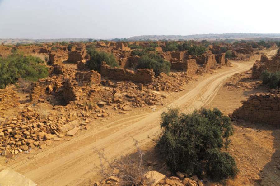 আরেকটি প্রচলিত কাহিনি আছে যে, জয়সলমেরের রাজার দুশ্চরিত্র প্রধানমন্ত্রী সেলিম সিংহের কুনজর পড়েছিল গ্রাম প্রধানের মেয়ের উপর। রাজা ছিলেন মন্ত্রীর হাতের পুতুল। ফলে গ্রাম প্রধান আরওই প্রমাদ গোনেন।
