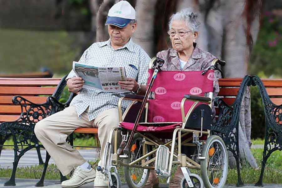 পরিসংখ্যান বলছে, ২০০২ সালে তাইওয়ানে ৬৫ বছর বা তার বেশি বয়সি নাগরিকের সংখ্যা ছিল ২০ লক্ষ ৩১ হাজার। ২০২২ সালে সেই সংখ্যা দ্বিগুণ বেড়ে হয়েছে ৪০ লক্ষ ৮৬ হাজার।