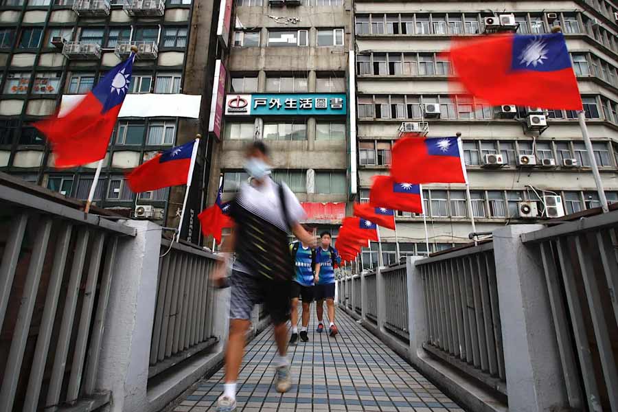 এই ‘বয়স্ক’ জনসংখ্যা নিয়ে দেশের উৎপাদন ব্যবস্থায় অগ্রগতি করতে পারছে না তাইওয়ান। ফলে কৃষি, শিল্প দুই-ই মার খাচ্ছে। ২০২৫ সালের মধ্যে পরিস্থিতি বদল করতে বদ্ধপরিকর তাইওয়ান সরকার।