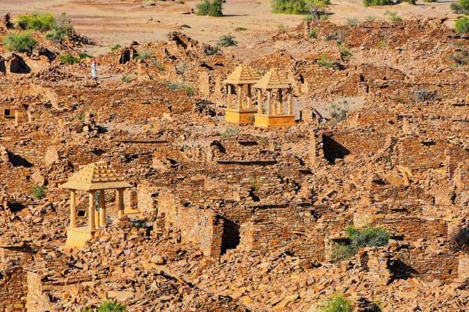 কালবিলম্ব না করে সেই প্রধান ব্রাহ্মণ কুলধারার অন্যান্য সমস্ত ব্রাহ্মণদের সঙ্গে নিয়ে রাতের অন্ধকারে গ্রাম ছেড়ে পালান। কিন্তু বেচারা গ্রাম প্রধান নিজের সেই মেয়েকেই বাঁচাতে পারেননি! পালানোর পথে মারা যান মেয়েটি। তাঁর অতৃপ্ত আত্মাই পরিত্যক্ত গ্রামে রাতে কেঁদে বেড়ায়। 
