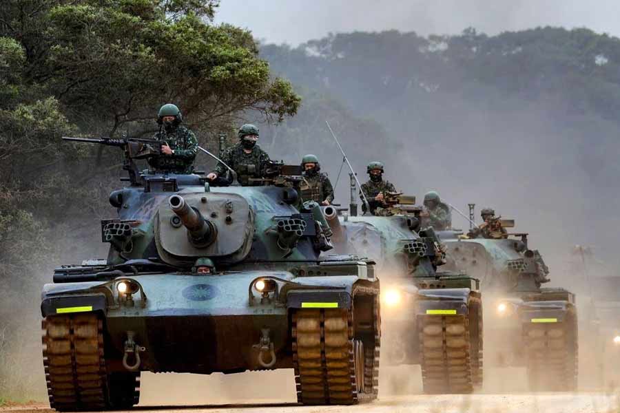 আমেরিকা অবশ্য তাইওয়ানকে মদত দেয় এবং রাষ্ট্র হিসাবে তাদের সার্বভৌমত্ব রক্ষার চেষ্টা করে। এ ভাবে তাইওয়ানকে কেন্দ্র করে প্রশান্ত মহাসাগরের পশ্চিম প্রান্তে আমেরিকা এবং চিনের দ্বন্দ্ব জটিল হয়ে উঠেছে।