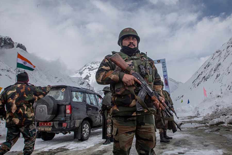 চিনের সঙ্গে ভারতের দ্বিপাক্ষিক সম্পর্ক খুব একটা স্বস্তির নয়। প্রায়ই লাদাখ বা অরুণাচল সীমান্তে চিনা সৈনিকদের সঙ্গে ভারতীয় সেনার সংঘর্ষের খবর শোনা যায়। তাইওয়ানের সঙ্গে যে কোনও ধরনের সরকারি চুক্তির বিরোধিতা করে চিন। সেই আবহে ভারতকে ভেবেচিন্তে পদক্ষেপ করতে হবে বলে মনে করছেন আন্তর্জাতিক সম্পর্ক বিশেষজ্ঞেরা।