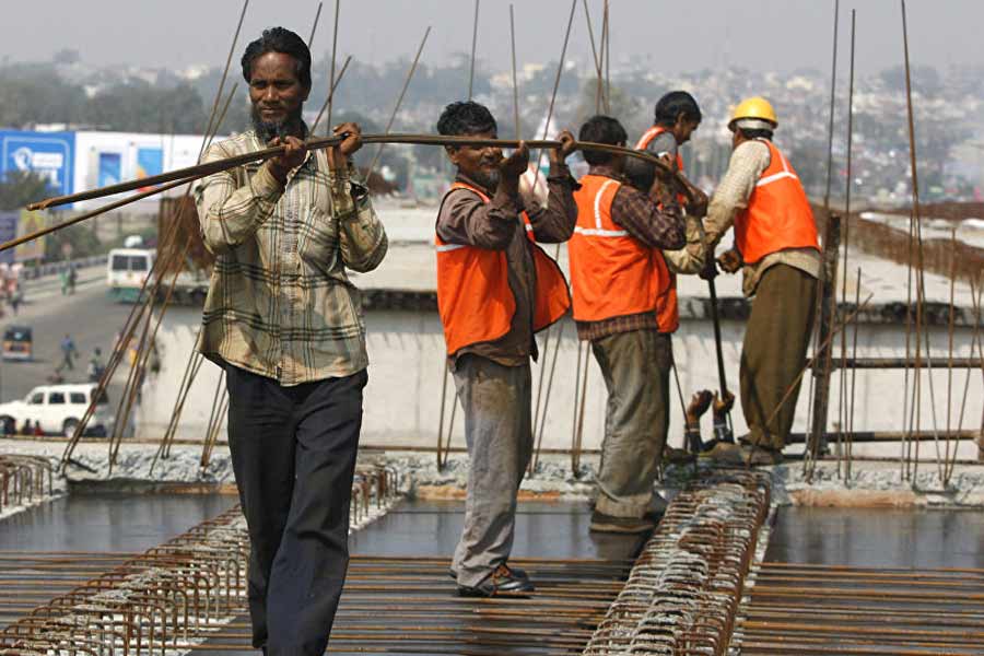 পশ্চিম এশিয়ায় যুদ্ধের আবহে সেখান থেকেও ভারতীয় শ্রমিকদের ডাক এসেছে। এক লক্ষ ভারতীয়কে বিভিন্ন ক্ষেত্রে নিয়োগ করতে পারে ইজ়রায়েল। তাদেরও এখন বড় সমস্যা কর্মীসঙ্কট।