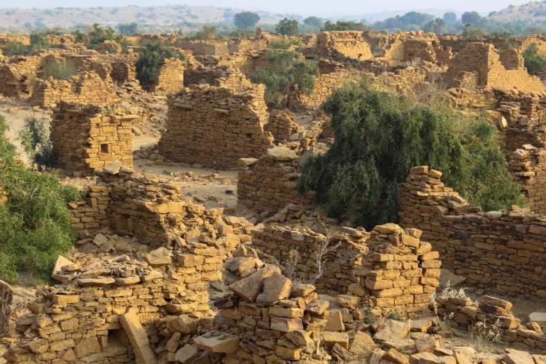 ক্ষিপ্ত সব ব্রাহ্মণ জয়সলমেরের রাজা ও প্রধানমন্ত্রীকে নাকি অভিশাপ দেন, তাঁদেরও ভবিষ্যতে কোনও বসতি থাকবে না এই গ্রামে। সেই অভিশাপই আজও বয়ে চলেছে অভিশপ্ত কুলধারা গ্রাম।