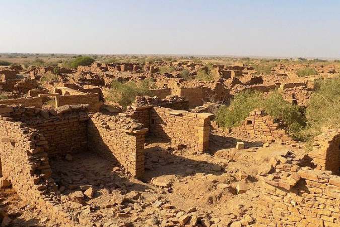 এত প্রচুর বছরে কুলধারার সমস্ত বাড়ির ছাদের চাল উড়ে গেলেও ইটের দেওয়াল ভেঙে পড়েনি এখনও। সব মিলিয়ে ধ্বংসস্তুপে পরিণত অদ্ভূতুড়ে কুলধারা দেখতেও পর্যটকেরা ওই অভিশপ্ত গ্রামে বেড়াতে যান। আপনিও যাবেন নাকি? আচমকা পরিত্যক্ত গ্রামের রহস্যভেদ করতে?