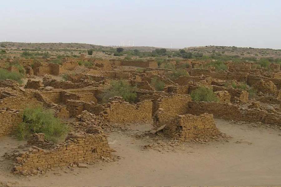 কীভাবে যাবেন - হাওড়া থেকে ট্রেনে জয়পুর গিয়ে সেখান থেকে লোকাল ট্রেন বা ভাড়া গাড়িতে জয়সলমের। সেখান থেকে কুলধারা ১৮ কিলোমিটার। থাকার জায়গা - জয়সলমেরে অনেক হোটেল আছে। এই প্রতিবেদনটি ‘আনন্দ উৎসব’ ফিচারের একটি অংশ।