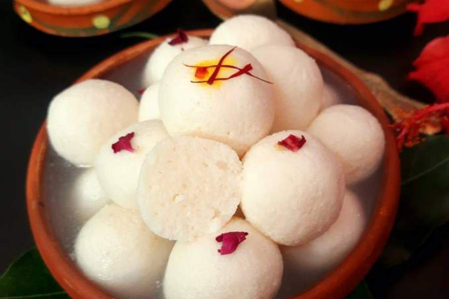  বাঙালির উৎসব আবার মিষ্টি ছাড়া হয় নাকি? এ দিকে বাজার দরের যা অবস্থা! কিন্তু অতিথি বাড়িতে এলে থালায় সাজিয়ে মিষ্টি তো দিতেই হবে।  তার উপর আবার আগামীকাল কালীপুজো আর দু'দিন পরেই ভাইফোঁটা।  নাম করা মিষ্টির দোকানে যেমন দাম তেমনই ভিড়। 