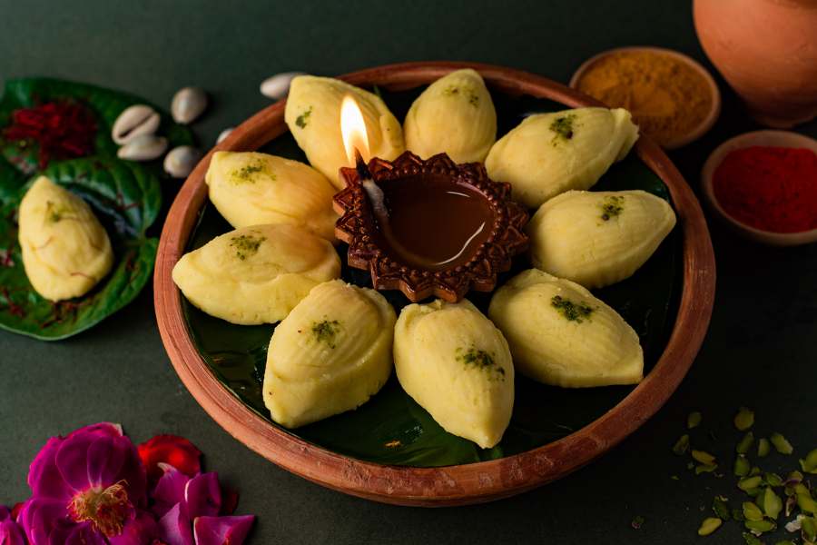 ঢাকাই সুইটস: গৌরী বাড়ি এবং শ্যামবাজারের মাঝামাঝি জায়গায় দীনেন্দ্র স্ট্রিটের উপরেই দোকান।  শ্যামবাজার এবং উল্টোডাঙা অঞ্চলের কম দামে ভাল মিষ্টির দোকান বললে এই দোকানের নাম আসবেই। ১০ টাকা থেকে শুরু করে ২৫ টাকার মিষ্টি রয়েছে প্রায় সব দামের।  তবে মাত্র ১০ টাকা থেকে ১৫ টাকার মধ্যেই রয়েছে দারুণ সব মিষ্টি।