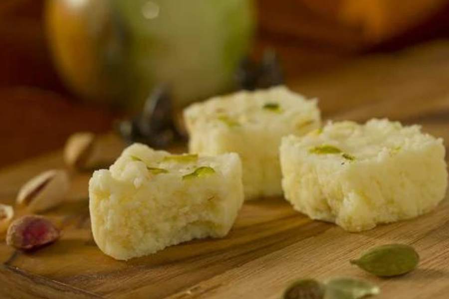 বিষ্ণু ভোগ: শ্যামবাজার পাঁচ মাথার মোড় থেকে বিধান সরণি ধরে কিছুটা এগোলেই বাঁ হাতে চোখে পড়বে ছোট একটি দোকান।   ১০ থেকে ১২ টাকার মধ্যে বড় আকারের ভাল গুণমানের মিষ্টি চাইলে ঢুঁ মারুন এই দোকানে। 