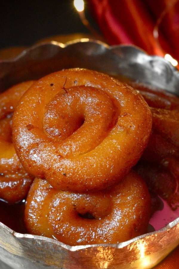 সোলাঙ্কি সুইটস্: শ্যামবাজার থেকে মোহনলাল স্ট্রিটে ঢুকে খানিকটা এগোলেই বাঁ হাতে সোলাঙ্কি সুইটস।   এই দোকানে মিষ্টির দাম শুরু মাত্র ৫ টাকা থেকে রয়েছে ১৫, ২০ টাকা অবধি মিষ্টি।   তবে বেশির ভাগ মিষ্টির দাম ১০ থেকে ১৫ টাকার মধ্যে।  এই দামের মধ্যেই রয়েছে প্রায় পনেরো রকমের মিষ্টি। তা ছাড়া অনান্য মিষ্টি তো আছেই। মিষ্টির সাইজ বেশ ভাল। 