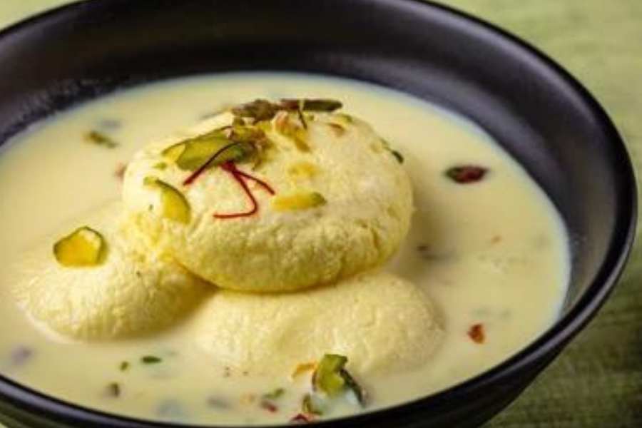 ল্যাংচা বাজার: শক্তিগড়ের ল্যাংচা বাজারের নাম তো অনেকেই শুনেছেন। কিন্তু এয়ারপোর্ট ১ নং গেটের কাছেই খুলে গিয়েছে তাদের শাখা।   কেবল ল্যাংচা নয়, রয়েছে রকমারি মিষ্টি। যার বেশির ভাগের দামই কিন্তু ১০ টাকা থেকে শুরু করে ১৫ টাকা অবধি। 