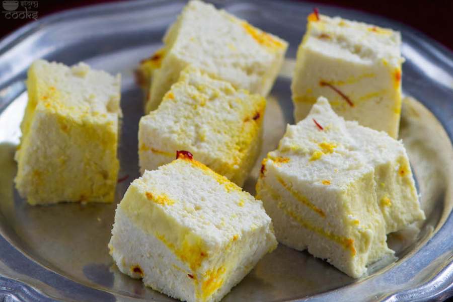 নিউ বাসন্তী সুইটস্: দমদম নাগেরবাজার অঞ্চলেই রয়েছে আরও একটি দোকান। যশোর রোডের উপরের এই দোকানে কিন্তু ঢুঁ মারতেই পারেন আপনি।   দাম কম। এ দিকে মিষ্টির স্বাদ বা আকার দুই কিন্তু বেশ মনোরম। 