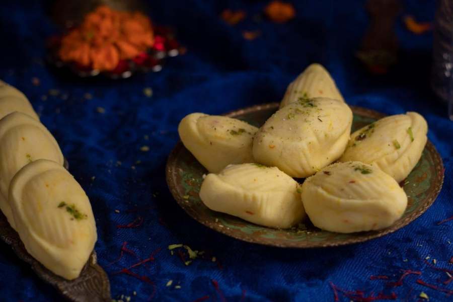 ভারত মিষ্টান্ন ভান্ডার: লেক মার্কেট থেকে যে রাস্তা রাসবিহারী থেকে লেক রোড ধরে চারুচন্দ্র কলেজের দিকে গিয়েছে, সেখানেই বাঁ ফুটপাথ ধরে আরেকটু এগিয়ে গেলেই পাবেন ভারত মিষ্টান্ন ভাণ্ডার।  কম দামে দক্ষিণ কলকাতায় ভাল মিষ্টির সন্ধান করলে এই দোকানে একবার ঘুরে আসতে পারেন। 