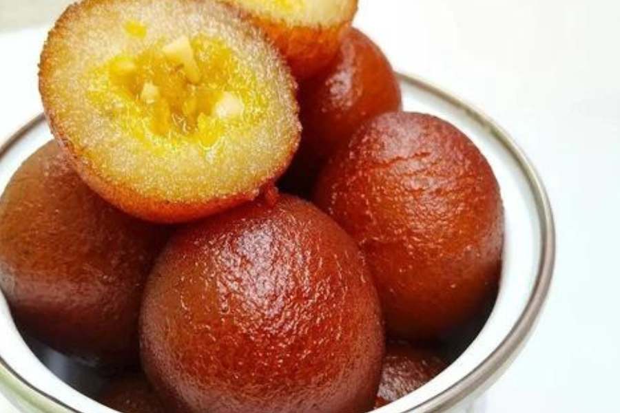 চন্দ্রনাথ সুইটস্: ভারত মাতা মিষ্টান্ন ভাণ্ডার থেকে আরেকটু এগোলেই দেখতে পাবেন চন্দ্রনাথ সুইটস্। লেক মার্কেট অঞ্চলের এই দোকানের সুখ্যাতি খুব। তাই ভাইফোঁটার আগে একবার ঘুরে আসতে পারেন কিন্তু।  