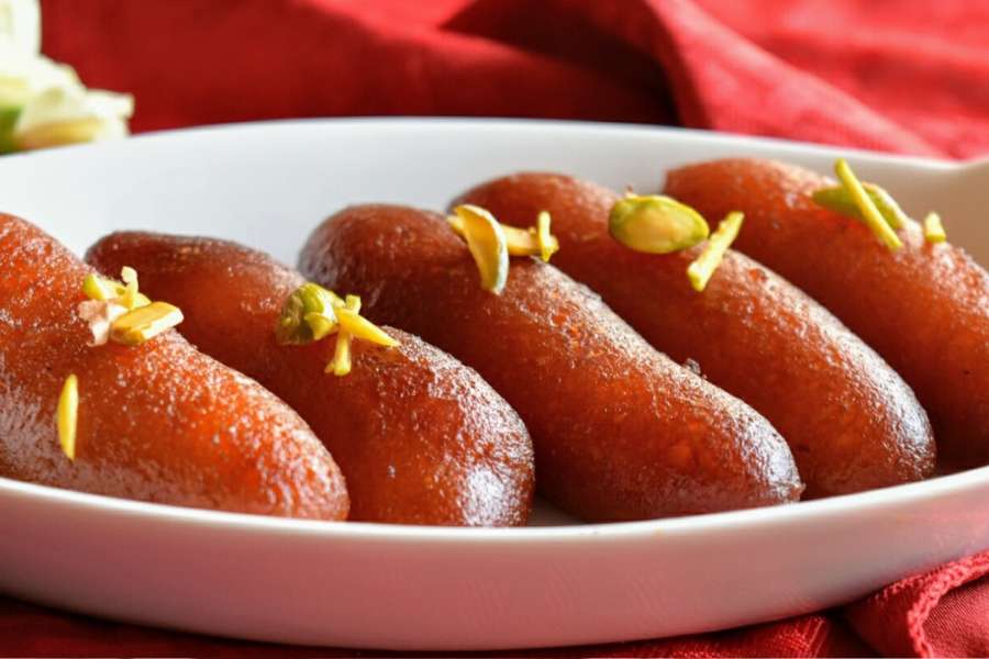 কে সি মাইতি: দক্ষিণ কলকাতার ট্র্যাঙ্গুলার পার্কের ঠিক বিপরীতে রয়েছে একটি নাম করা বস্ত্রের দোকান। সেই দোকানের পাশের রাস্তা দিয়ে ঢুকে একটু এগিয়ে দ্বিতীয় মোড়ের ডান দিকে রয়েছে কে সি মাইতি মিষ্টির দোকান। এই দোকানের বাড়তি পাওনা শিঙাড়া। একদম বাঙালি স্বাদের হলুদ শিঙাড়া। 