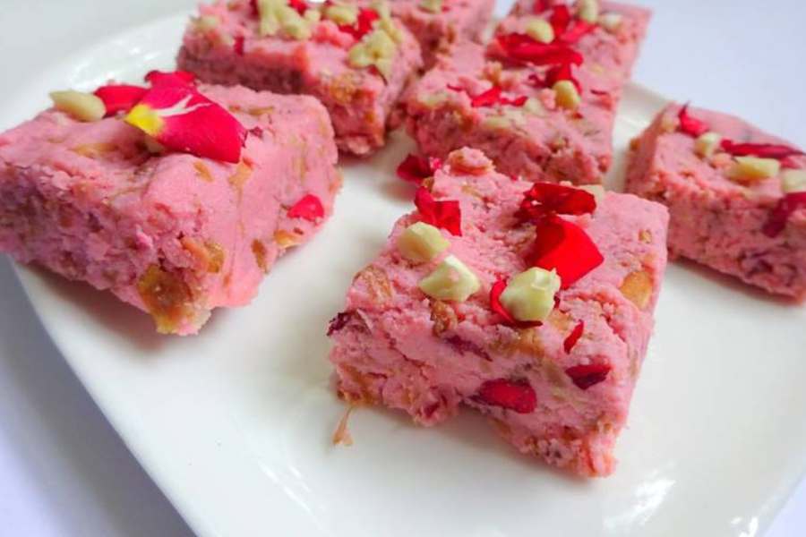 মহাপ্রভু: ট্র্যাঙ্গুলার পার্ক অঞ্চলের আরেকটি ভাল দোকান হল মহাপ্রভু। যদিও এর আরও অনেক শাখা রয়েছে। তবে সাধ্যের মধ্যেই দারুণ সব মিষ্টির সম্ভার রয়েছে এদের কাছে।