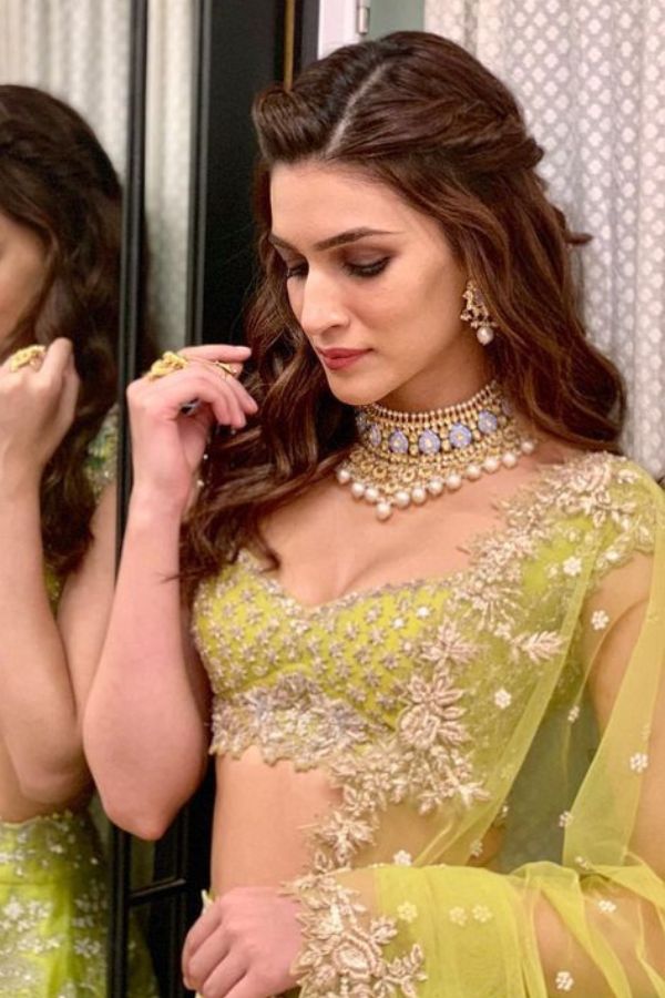 কিন্তু শত ব্যস্ততাতেও এখনও বুঝে উঠতে পারছেন না কী পরবেন বা কী সাজবেন?  নজরে থাকুক বেশ অন্য রকম কিছু ভাবনা। আপনার ভাবনায় শান দিয়ে দিচ্ছেন পোশাকশিল্পী পরমা ঘোষ। 