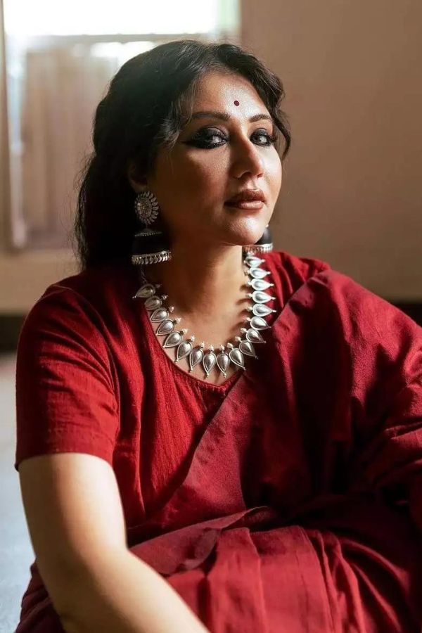 পরমা জানালেন, “প্রথমেই বলি, গত কয়েক বছরে ফ্যাশন জগতে যে সতর্কতা বারবার উঠে এসেছে, তা হল বাজি পোড়ানো হোক কী না হোক, আগুনের ফুলকি ও আলোর রোশনাইকে ঘিরে যে উৎসব, সেখানে জর্জেট বা সিফন জাতীয় পোশাক না পরে সুতির পোশাক, শাড়ি ইত্যাদি পরা উচিত। শুধু তারকাদের ছবি দেখেই জরি, চুমকি দেওয়া জর্জেট না পরে সুতিকেই আমি মান্যতা দিই বেশি। "