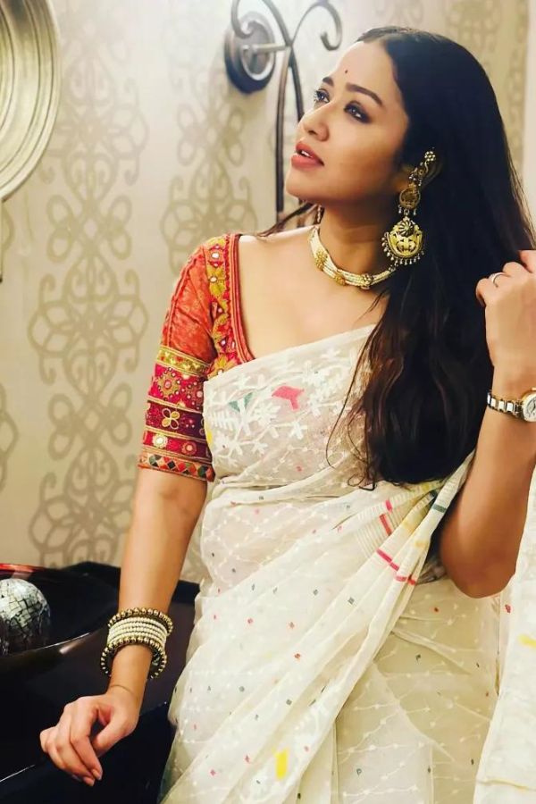 তাঁর মতে, “সুতির কাপড়ের উপর মিরর ওয়র্কের বা কচ্ছ নকশা, যাকে বলে জমকালো শাড়ি, এমনটা বেছে নিতে পারেন। কালো বা গাঢ় রং অবশ্যই দীপাবলির জন্য প্রথম পছন্দ হতে পারে। শাড়িতে থাকুক জরির পাড়"। 