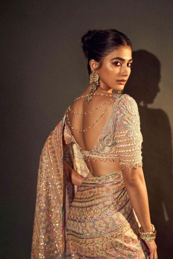 পরমা বলছেন, “নিজে মা হওয়ার পরে আমি শুধু গলা, পিঠ ঢাকা ব্লাউজের বাইরেও ভাবতে শিখেছি। তাই ডিপকাট ব্লাউজ অবশ্যই পরুন। আমি বলব, যাঁদের মধ্যে একটু কিন্তু-কিন্তু ভাব রয়ে গিয়েছে এই পোশাক নিয়ে, তাঁরাও ফ্যাশন নিয়ে পরীক্ষা নিরীক্ষা করে দেখুন দীপাবলিতে, ফাটাফাটি লাগবে।"পরমা বলছেন, “নিজে মা হওয়ার পরে আমি শুধু গলা, পিঠ ঢাকা ব্লাউজের বাইরেও ভাবতে শিখেছি। তাই ডিপকাট ব্লাউজ অবশ্যই পরুন। আমি বলব, যাঁদের মধ্যে একটু কিন্তু-কিন্তু ভাব রয়ে গিয়েছে এই পোশাক নিয়ে, তাঁরাও ফ্যাশন নিয়ে পরীক্ষা নিরীক্ষা করে দেখুন দীপাবলিতে, ফাটাফাটি লাগবে।"