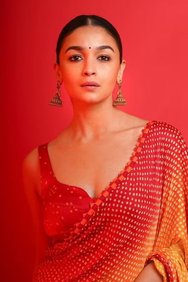 তবে শীত যেহেতু চলেই এসেছে, সন্ধের পর থেকে বাতাসে রীতিমত হিম পড়া শিরশিরে ভাব, তাই পরমা বলছেন, “ডিপনেক ব্লাউজ যেন পুরো হাতা বা অন্তত গ্লাস হাতা হয়, সেদিকে খেয়াল রাখা উচিত। এতে রং যতই খুশি জমকালো হোক ক্ষতি নেই। আর ব্লাউজে কাঁচের কারুকাজ থাকলে তো কথাই নেই। "