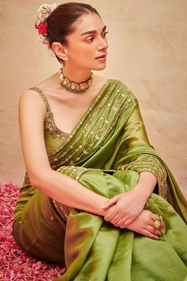 কালীপুজোর সাজ মানেই চোখ ধাঁধানো আলোর সঙ্গে পাল্লা দিয়ে রঙিন, গাঢ় রঙের সাজ। রানি গোলাপি রং, সোনালি বা রুপোলি ব্রোকেডের ব্লাউজ আদর্শ এই সাজের জন্য। 