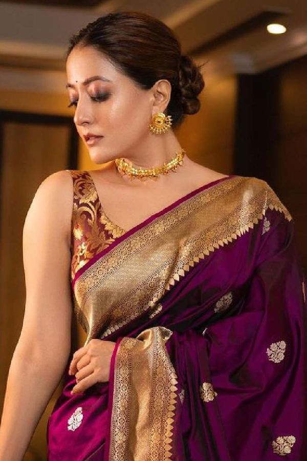 শীত শীত ভাব তো কী! ন্যুডল স্ট্র‍্যাপ বা ডিপ করে কাটা পিঠের ব্লাউজেই থাকুক এই বারের ফ্যাশনও। কালো ব্লাউজে ঠাসা জারদৌসি কাজ থাকলে বেছে নিন এই দিনের জন্য। একদম উষ্ণ রানী গোলাপি রঙের ব্লাউজের সঙ্গে কালো শাড়ির সাজ বোধহয় কোনও দিন পুরনো হতে পারে না। আবার একই রঙের শাড়ি ও ব্লাউজ এই বছর খুব ট্রেন্ডি।"