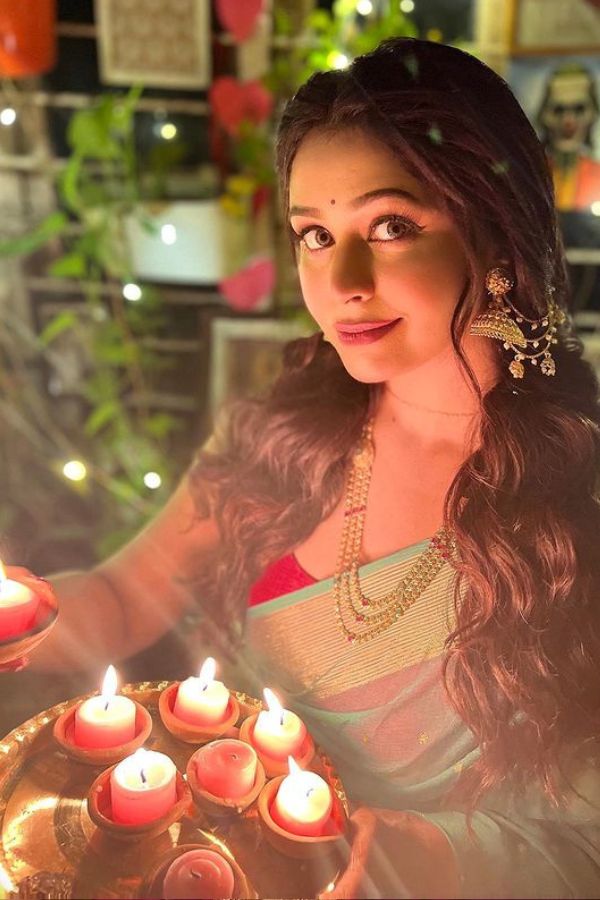 পরমা বললেণ, “ব্যক্তিগত ভাবে আমার পছন্দ লালের সঙ্গে মিন্ট সবুজ মিশেল। আবার লাল শাড়ি কিনলে তার সঙ্গে পরতে পারেন, সাদা, সর্ষে হলুদ,রানি গোলাপি, বেগুনী ইত্যাদি রঙের মিশেল অনন্য সুন্দর দেখায়। সঙ্গে যেন অবশ্যই জরি পাড় থাকে। নীল শাড়ির সঙ্গে পিচ ব্লাউজ বা ক্যানারি হলুদ রঙ দারুণ মানায়। আবার বটল সবুজ রঙের শাড়ির সঙ্গে স্যালমন গোলাপি ব্লাউজ পরে দেখুন, আবার একই রঙের মধ্যে দুটি আলদা শেডে শাড়ি ও ব্লাউজ দেখুন।"