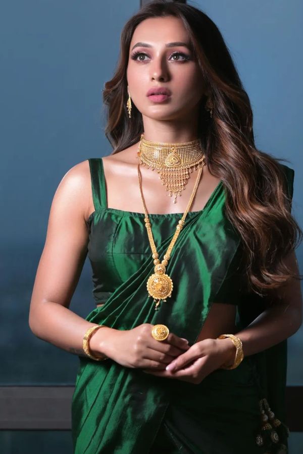 সাবেকি শাড়ির সঙ্গে ডিপ গলার স্লিভলেস ব্লাউজ পরুন, একটা সাবেকি ও আরেকটি যেন আধুনিক সাজ হয়। গরদ হোক কী জামদানি সব সাজে থাকতে পারে সাহসী আধুনিক সাজের ছোঁয়া! 