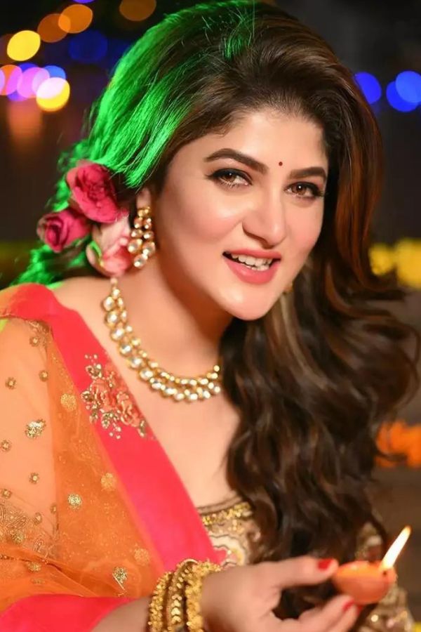 অনেকে জমকালো বা সাহসী সাজতে ভয় পান, অথচ দীপাবলির চেয়ে আদর্শ সময় আর কী হতে পারে সেই ভয়কে দূরে সরিয়ে রাখার!   