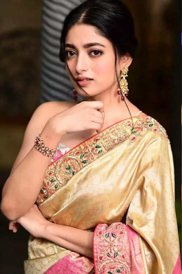 পরমার মতে, “ওকালতি পেশার সঙ্গে একটা সময় যুক্ত থাকার কারণে মানুষের কিছু ফ্যাশন সংক্রান্ত দোনামোনা ভাবকে বুঝতে পারি। তবে জামার দাগের মতো এই ভাবনা থেকে যায়, কিন্তু ফ্যাশনদুরস্ত হয়ে উঠতে চাইলে অন্য ভাবে ভাবুন।"