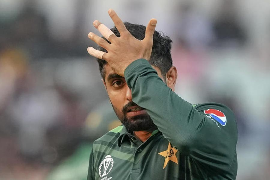 বিশ্বকাপের রাউন্ড রবিন লিগে শনিবার ইংল্যান্ডের বিরুদ্ধে শেষ ম্যাচ ছিল পাকিস্তানের। সেমিফাইনালে বাবর আজ়মদের দেখা যাবে কিনা, তা নির্ভর করছিল এই ম্যাচের ফলাফলের উপর। পাকিস্তান ইনিংসের ৬.৪ ওভার হয়ে যেতেই সরকারি ভাবে বিশ্বকাপ থেকে ছিটকে যায় বাবরের দল।