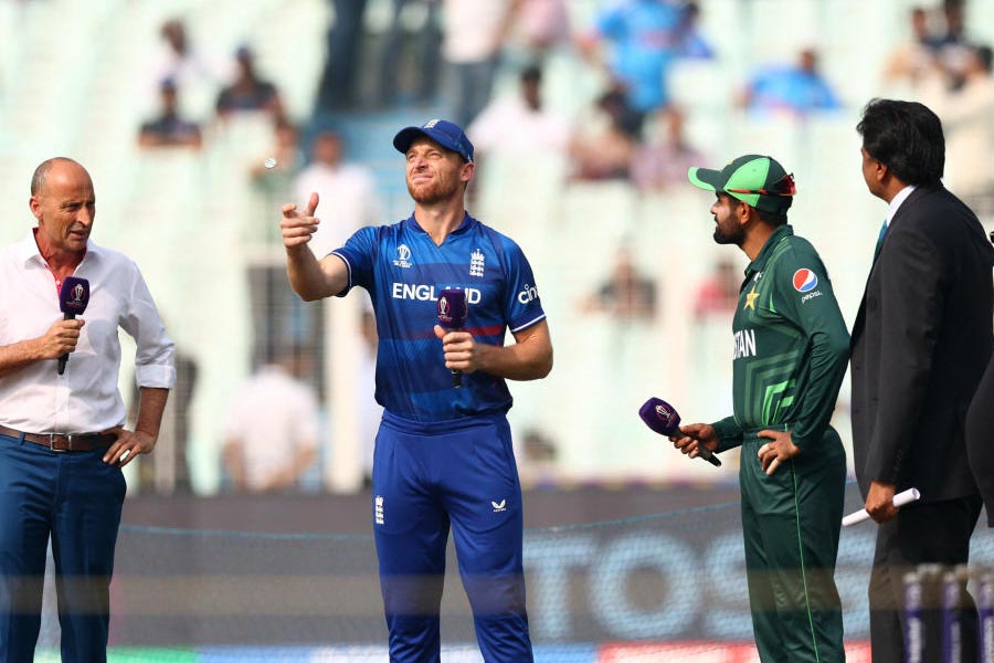 সেমিফাইনাল খেলার জন্য ইংল্যান্ডের বিরুদ্ধে পাকিস্তানকে শুধু জিতলেই হত না। বাবরদের সামনে ছিল কঠিন অঙ্ক। সবার আগে দরকার ছিল টস জেতা। কিন্তু পাকিস্তান অধিনায়ক বাবর আজম টস হেরে যান। সেখানেই পাকিস্তানের আশা কার্যত শেষ হয়ে যায়। ইডেনে এক বলও হওয়ার আগে বিশ্বকাপ থেকে কার্যত বিদায় নেয় পাকিস্তান।