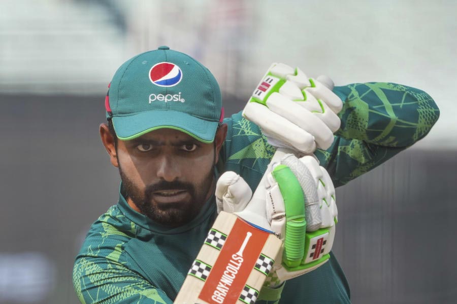 অঙ্কটা ছিল এরকম—প্রথমে ব্যাট করে ইংল্যান্ড ২০ রানে অলআউট হয়ে গেলে পাকিস্তানকে ১.৩ ওভারে ম্যাচ জিততে হত। অর্থাৎ, ৯ বলে করতে হত ২১ রান। টি-টোয়েন্টি ক্রিকেটের যুগে এই হিসাব খুব কঠিন মনে না হলেও বিষয়টি খুব একটা সহজও ছিল না। ইংল্যান্ড ৫০ রান করলে ২ ওভারে ম্যাচ জিততে হত বাবরদের। অর্থাৎ, ১২ বলে করতে হত ৫১ রান। ইংল্যান্ড যত বেশি রান করত, পাকিস্তানের সেমিফাইনালের অঙ্ক তত কঠিন হত।