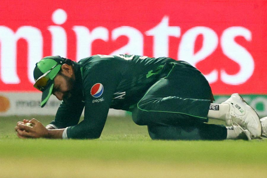 ইংল্যান্ড ১০০ রান করলে পাকিস্তানকে সেই রান তুলতে হত ২.৫ ওভারে। বাটলারেরা ১৫০ রান তুললে বাবরদের ম্যাচ জিততে হত ৩.৪ ওভারে। ইংল্যান্ড ২০০ রান করলে ৪.৩ ওভারে ২০১ রান করতে হত পাকিস্তানকে। আবার ইংল্যান্ড ৩০০ রান করলে জয়ের জন্য পাকিস্তান পেত ৬.১ ওভার। পাকিস্তান টস হারার সঙ্গে সঙ্গে পুরোটাই কার্যত অসম্ভব হয়ে দাঁড়ায়।