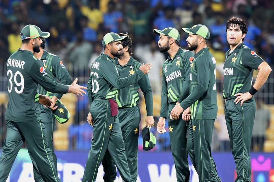 আসলে শুধু শেষ ম্যাচে টস হারার জন্যই যে বাবরেরা বিশ্বকাপ থেকে ছিটকে গেলেন, তা নয়। পাকিস্তান একেবারেই ভাল খেলতে পারেনি প্রতিযোগিতায়। শেষ ম্যাচে খেলতে নামার আগেই তাদের বিদায় মোটামুটি নিশ্চিত হয়ে গিয়েছিল। আটটি ম্যাচের মধ্যে চারটিতে জিততে পেরেছিল পাকিস্তান।