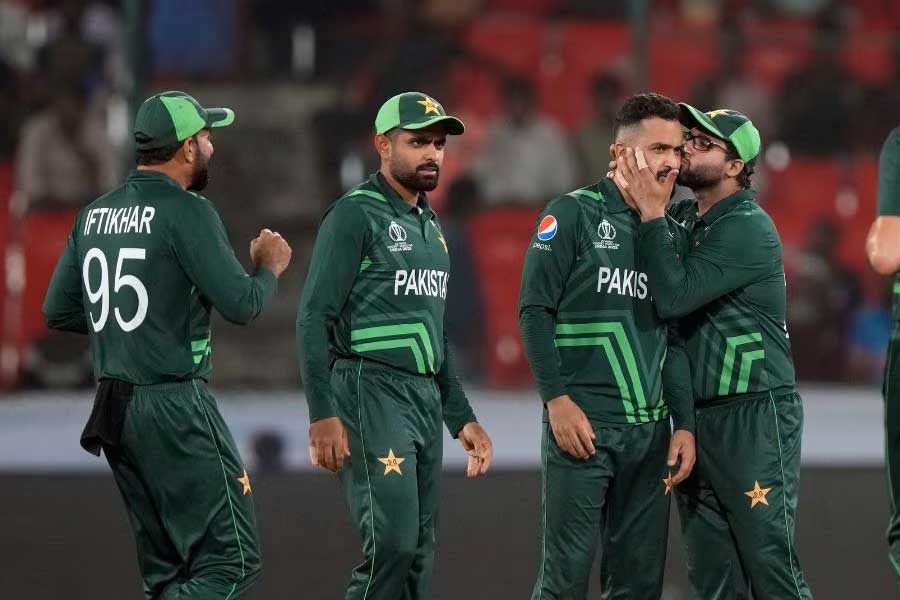 শুরুটা অবশ্য খারাপ হয়নি পাকিস্তানের। প্রথম দু’টি ম্যাচেই জিতেছিল তারা। যদিও তুলনায় দুর্বল দুই প্রতিপক্ষ পেয়েছিলেন বাবরেরা। প্রথম ম্যাচে পাকিস্তান ৮১ রানে হারিয়েছিল নেদারল্যান্ডসকে। ৫২ বলে ৬৮ রান করে পাকিস্তানকে জিতিয়েছিলেন সাউদ শাকিল।