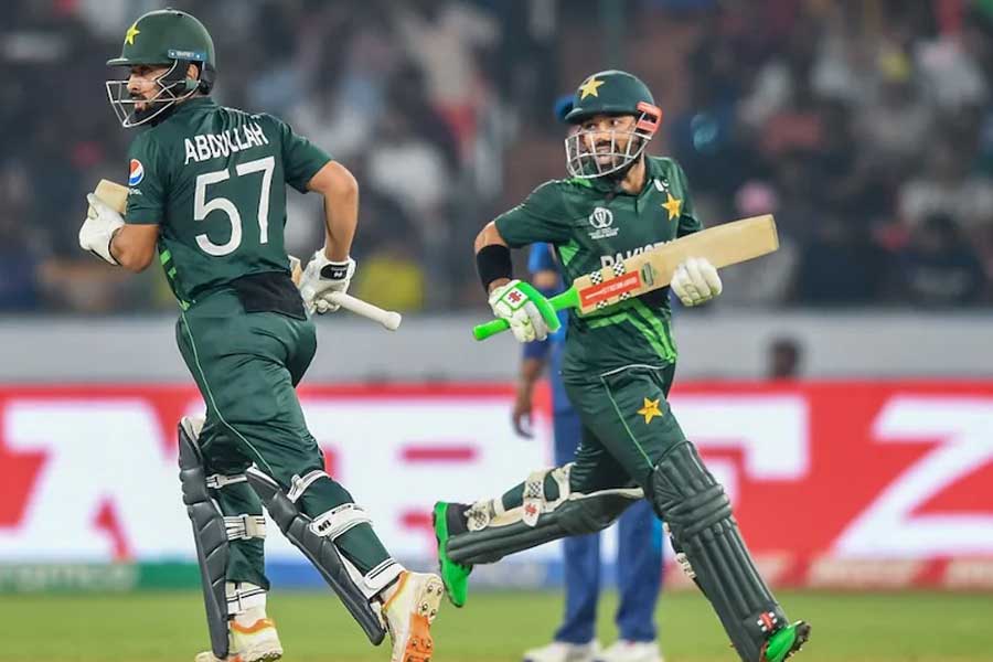 দ্বিতীয় ম্যাচে বাবরদের সামনে ছিল শ্রীলঙ্কা। পাকিস্তান ৬ উইকেটে জেতে। মহম্মদ রিজওয়ান ১২১ বলে অপরাজিত ১৩১ রানের ইনিংস খেলেন।