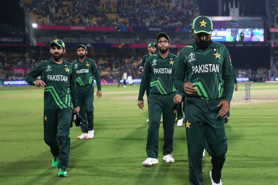 এর পরেই সমস্যা শুরু হয় পাকিস্তানের। টানা চারটি ম্যাচে হেরে যায় তারা। ভারত, অস্ট্রেলিয়া, দক্ষিণ আফ্রিকার মতো কঠিন প্রতিপক্ষের বিরুদ্ধে হারতে হয় পাকিস্তানকে। এ ছাড়াও তাদের হারিয়ে দেয় প্রতিযোগিতার বিস্ময় আফগানিস্তান।